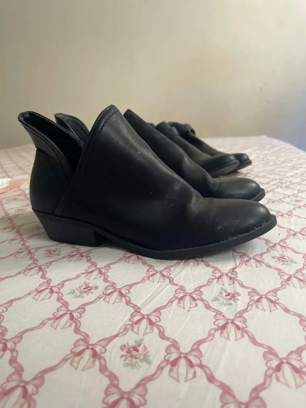 Universal Thread Black Slip-On Chelsea Ankle Boots